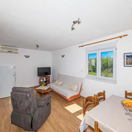 Apartment Amazing In Okrug Gornji Trogir